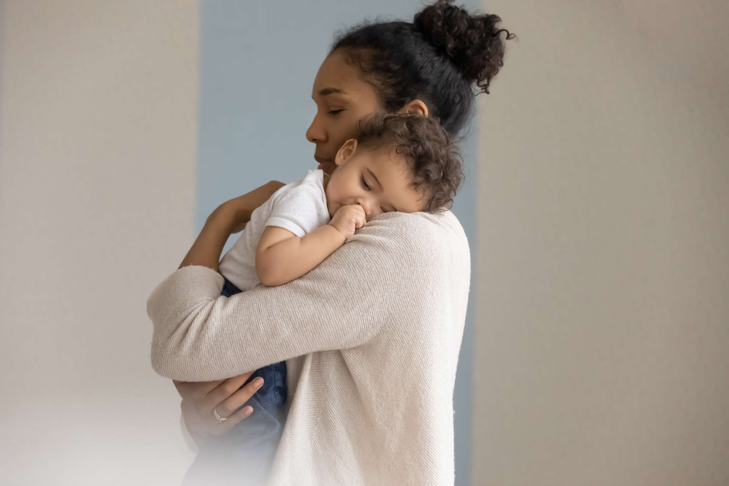 Bebê pode dormir no bebê conforto? Tempo e cuidados ao usá-lo